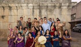 Participantes Campo Voluntariado del Festival de Mrida actan en el Prtico del Foro