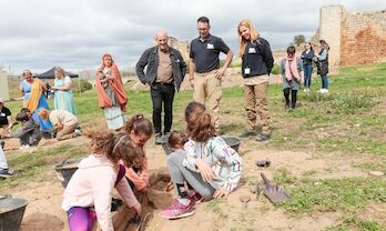 Ms de 600 arquelogos por un da excavan en el yacimiento de Huerta de Otero en Mrida