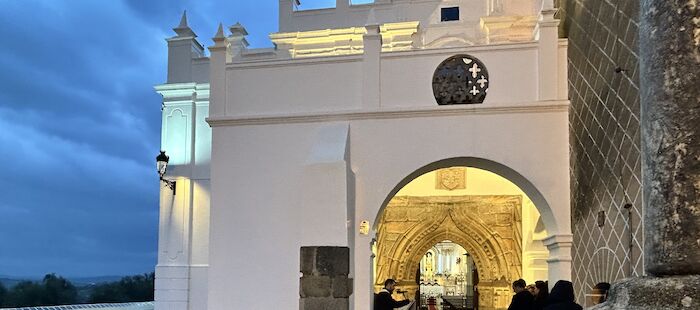 La Junta devuelve el esplendor a la portada gótica del santuario de Nuestra Señora de Gracia en Oliva de la Frontera