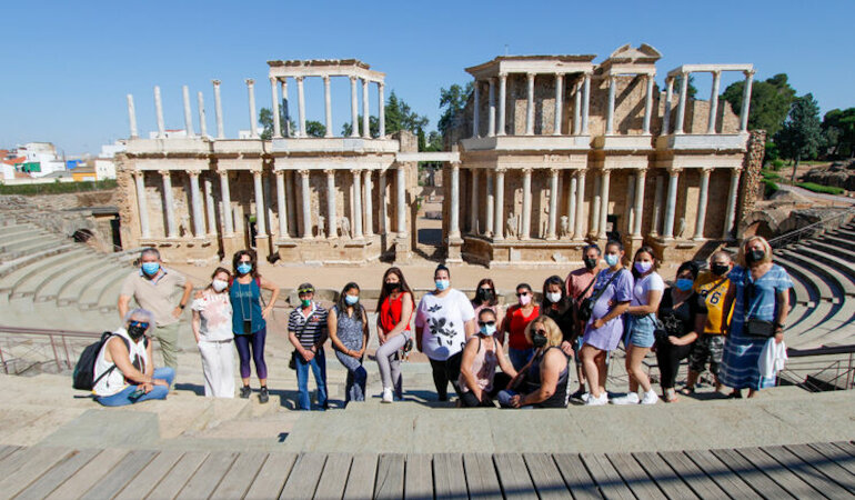Participantes del Programa Crisol realizan en una visita a los monumentos de Mrida