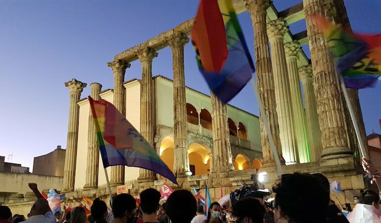 Mrida celebra el Da del Orgullo con una batukada y la lectura de un manifiesto