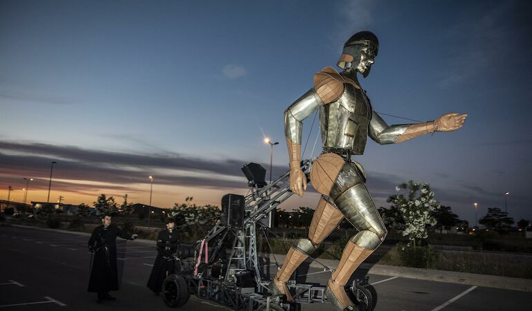 Pasacalles Aquiles una figura gigante de ms de 5 metros recorrer el centro de Mrida en el seno Festival