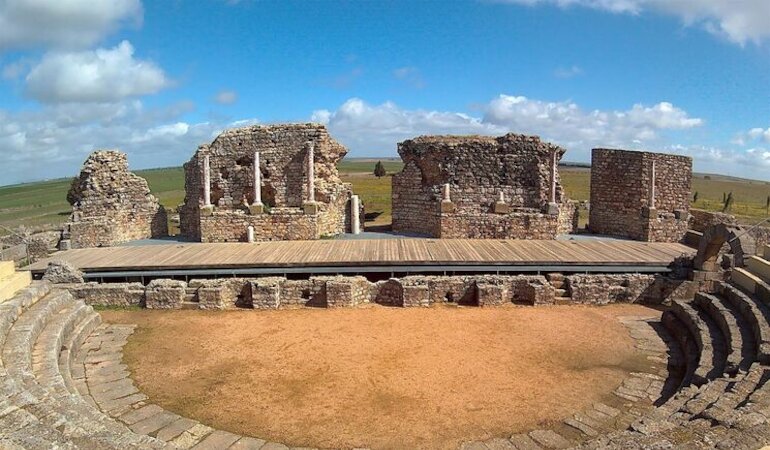 Teatro Romano de Regina acoge extensin Festival de Mrida con  El coro Cayo Csar y Antgona 