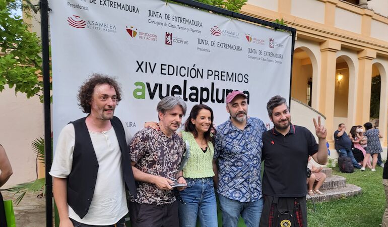 Revista 5W los msicos de Robe y la fotgrafa Ana Palacios entre XIV Premios Avuelapluma